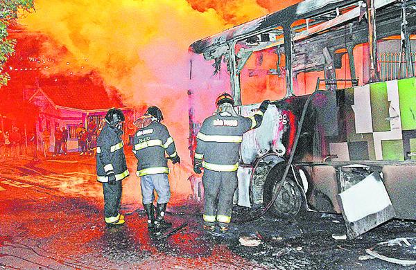 Bombeiros trabalham para conter chamas de um dos ônibus que estava perto da avenida Raposo Tavares (Antonio Trivelin)
