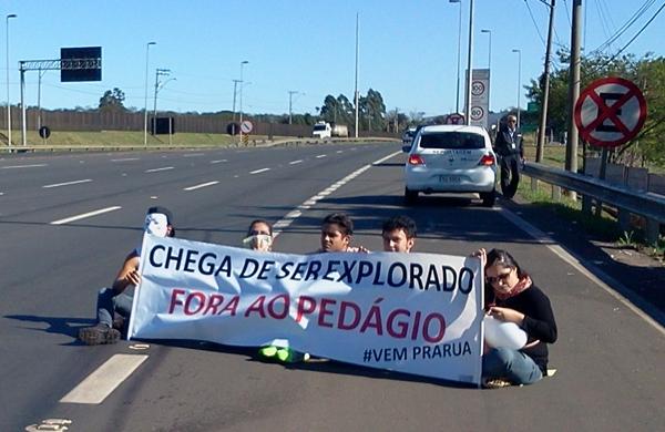 Pequeno grupo protestou com faixa na rodovia  (Shana Maria Pereira)