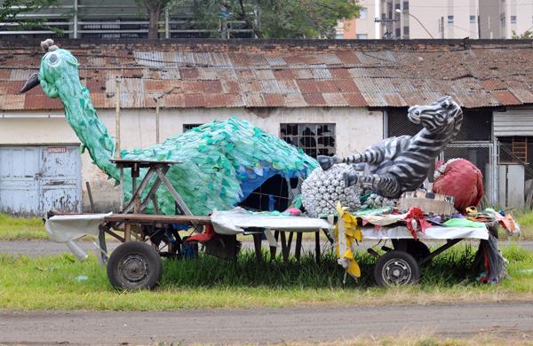 O material utilizado em carnavais passados está depositado ao relento, ao longo da linha férrea  ( Dominique Torquato/AAN)