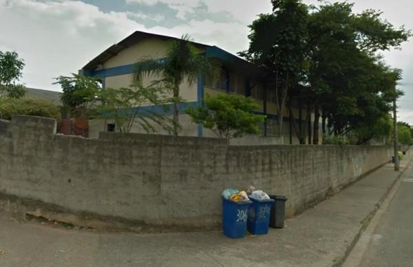 Escola Estadual Ovídio Antônio de Souza: aluno pulou muro para jogar bomba (Reprodução Google)