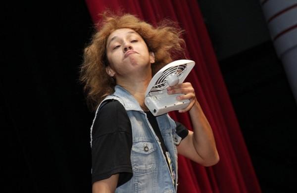 A atriz e comediante Thalita Carauta em cena da peça 'Favela' ( Divulgação)