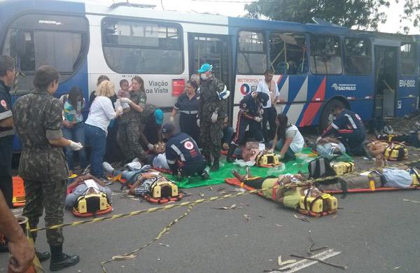 Vítimas recebem atendimento após o acidente com o ônibus (Yasmine Souza/AAN)