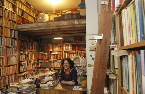 Liliane Menegale, proprietária do sebo Andorinha, localizado na Rua Irmã Serafina: 30 mil livros na loja e outros 30 mil guardados em casa  ( Gustavo Tilio/Especial para a AAN)