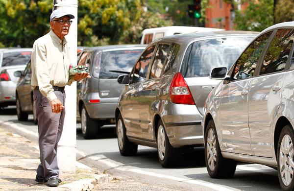 Izarino Francisco Dourado, de 76 anos, vende bala na Avenida Orosimbo Maia ( Gustavo Tilio/Especial para a AAN)