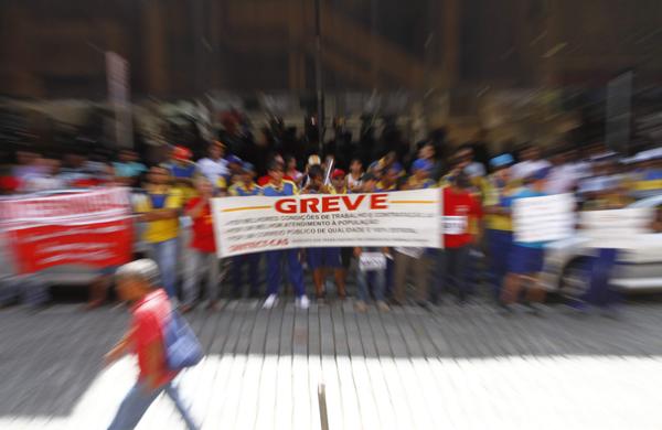 Manifestantes tomam faixa da Avenida Francisco Glicério: Correios fará mutirão para normalizar entregas ( Gustavo Tilio/Especial para a AAN)