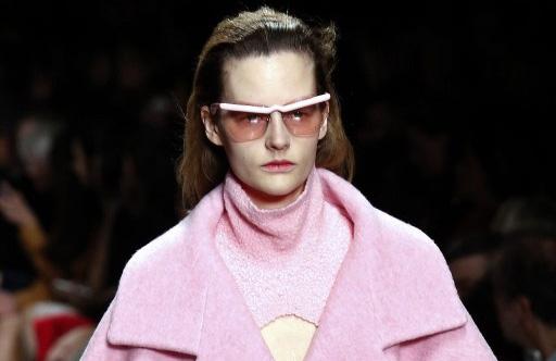 Modelo mostra a coleção Primavera-Verão de 2014 em recente desfile de Nova York (France Press)