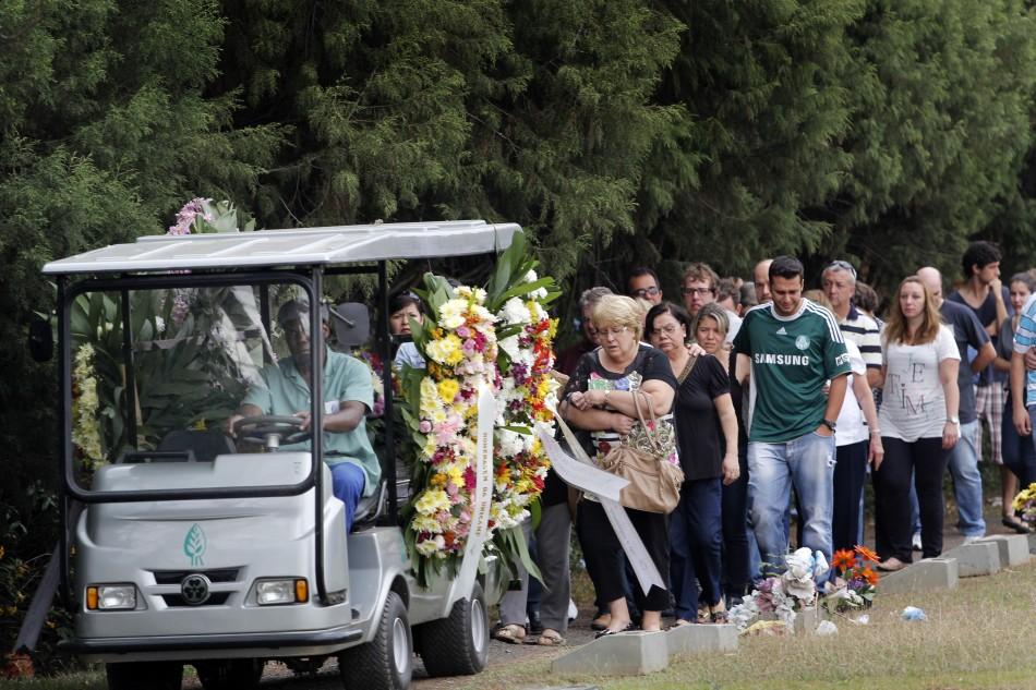 Família e amigos acompanham enterro do jovem Denis Casagrande ( Del Rodrigues)