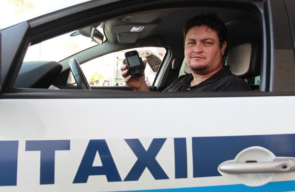 O taxista Matheus Marsaioli: mais corridas garantidas ( Leandro Ferreira/AAN)