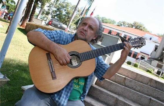 O músico Roberto Bach, menestrel que vive em Vitória da Conquista, na Bahia ( Divulgação)
