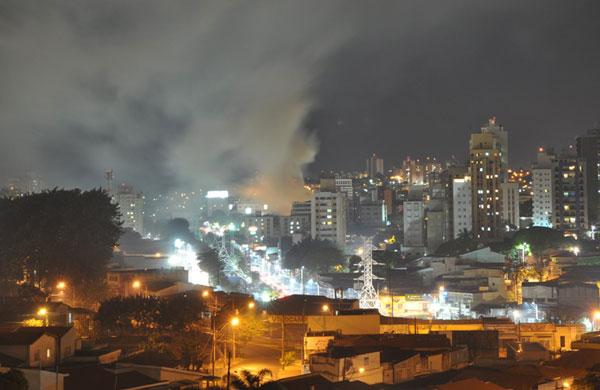 Incêndio na região central de Campinas, tira a tranquilidade da noite (Orlando Vaz Carneiro/Foto do Leitor)