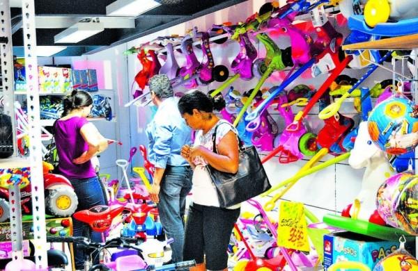 Consumidores conferem brinquedos em loja de Campinas: comerciantes decidem se arriscar menos e abrem poucas vagas temporárias, mesmo com Dia das Crianças e Natal  ( Carlos Sousa Ramos/AAN)