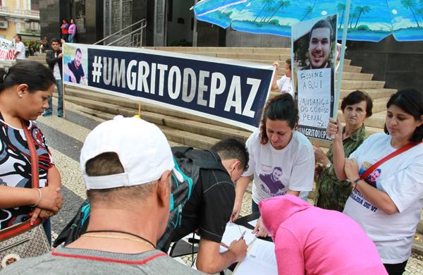 Durante sessão, familiares e amigos realizaram uma manifestação diante do fórum para pedir justiça e protestar contra o Código Penal vigente ( Rodrigo Zanotto/Especial para AAN)