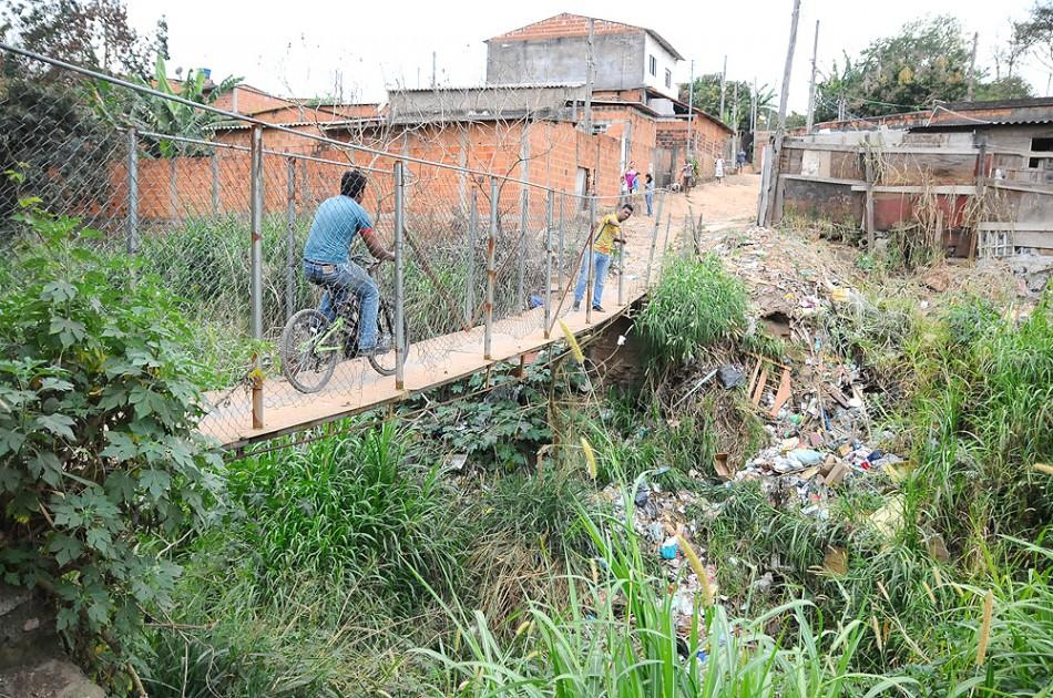 Menino caiu de ponte improvisada no Parque Oziel, em Campinas (Érica Dezonne/AAN)