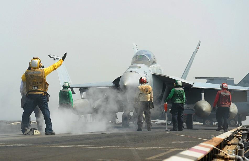 Super Hornet (VFA) 154 se prepara para lançamento no convés do porta-aviões USS Nimitz (CVN 68) durante as operações no Mar Vermelho (France Presse)