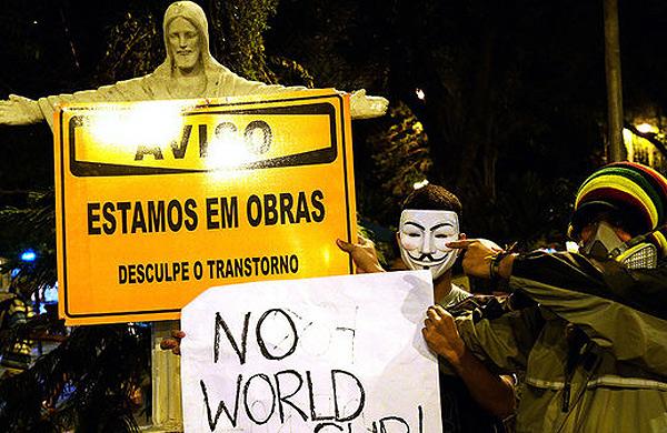 Manifestante com cartaz: 'Não Copa do Mundo'; protesto contra Sergio Cabral, na frente de sua residência, no Rio, em junho deste ano (France Presse)