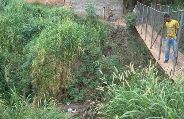 Morador observa buraco na tela de ponte: segurança improvisada pela população (Shana Maria Pereira)