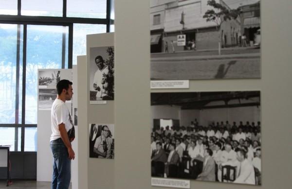 Homem observa fotos que integram exposição em homenagem a Haroldo Pazinatto na Prefeitura de Valinhos  ( Janaína Maciel/Especial a AAN )