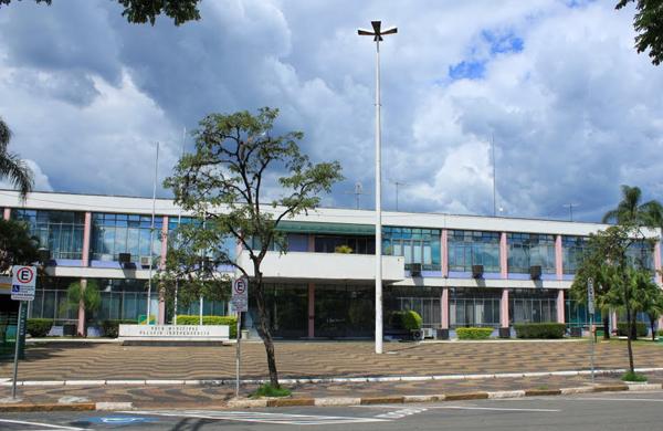 Jogou quebrou janela do prédio com uma pedra ( Cedoc/RAC)