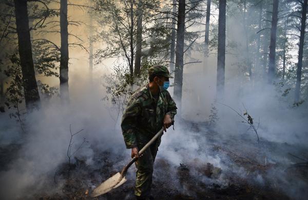 Os bombeiros continuam em alerta, diante das previsões meteorológicas desfavoráveis que devem se manter até a próxima quarta-feira (France Press)