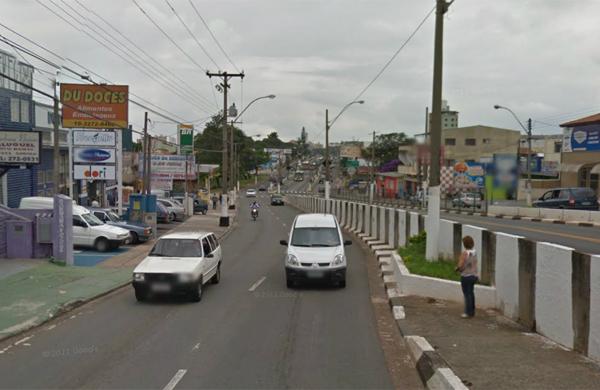 Em função do bloqueio, os ônibus do transporte público coletivo que atendem no corredor circularão pela avenida com os demais veículos (Reprodução/Google)