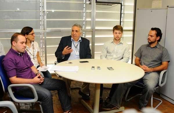 O secretário de Saúde (centro) recebe três médicos do novo programa (Élcio Alves/ AAN)