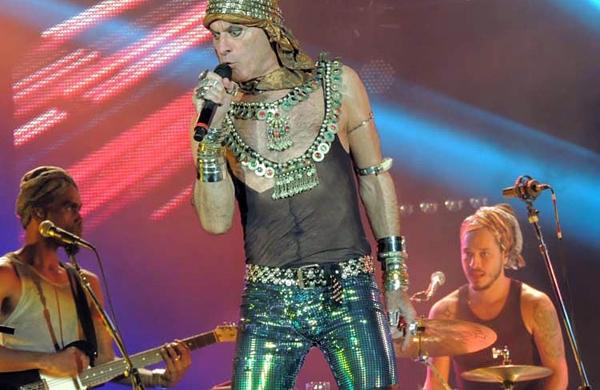 O artista apresentando-se no palco do HSBC em São Paulo com o show Atento aos Sinais  (Marcia Hack/ Divulgação )