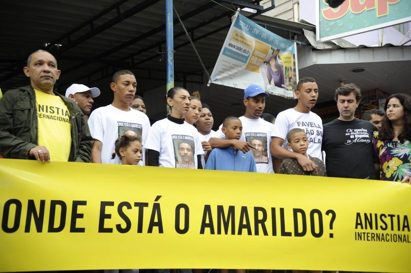 A mulher, Elizabeth, e os seis filhos do ajudante de pedreiro Amarildo (Anderson, Emerson, Ana Beatriz, Amarildo, Allisson e Milena, de seis anos) compareceram à ato de solidariedade dia 11 de agosto (Agência Brasil)