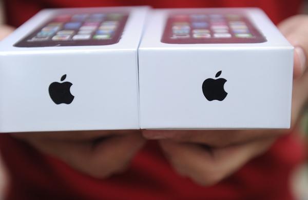 Novos aparelhos da Apple, o iPhone 5S e  5C foram lançados há três dias (France Press)