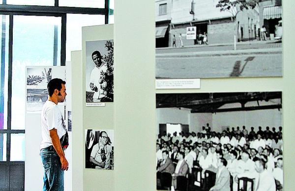 Homem observa fotos que integram exposição na Prefeitura  ( Janaína Maciel/Especial a AAN )