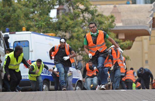 Agentes de resgate correm para atender feridos em shopping de Nairóbi (France Press)