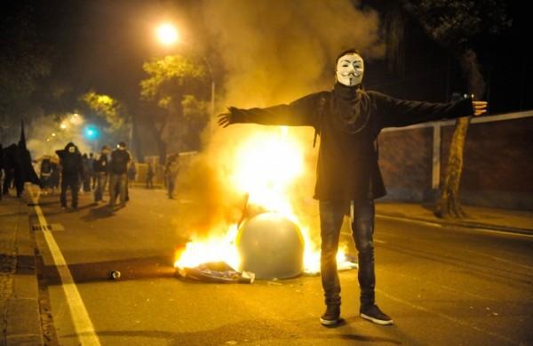 Manifestantes protestam em frente ao Palácio Guanabara, sede do governo do Rio no último dia 13 (Agência Brasil)