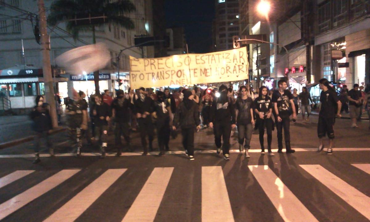 Manifestantes fecharam completamente o trânsito de veículos na Avenida Francisco Glicério, no Centro de Campinas (Dorinaldo Oliveira/ Correio Popular)