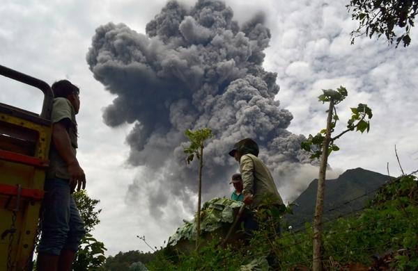 Erupção do vulcão causou a fuga de mais de 10 mil pessoas na Indonesia (France Press)