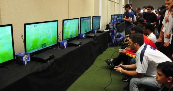 A feira terá competições virtuais de Pro Evolution Soccer, Injustice: Gods Among Us  e Gran Turismo 5 ( Divulgação)
