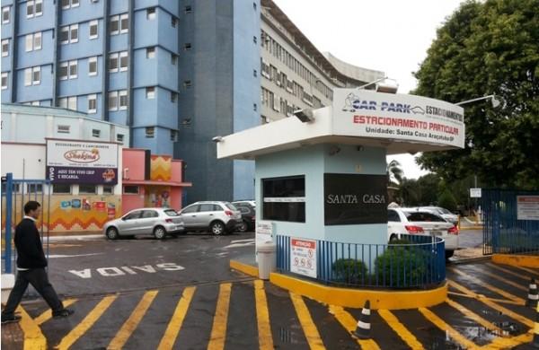 Homem foi internado na Santa Casa de Araçatuba, mas não corre risco de morte (Click Notícias Araçatuba)