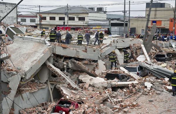 Pelo menos 6 morreram após o desabamento de um prédio em construção na Avenida Mateo Bei, região de São Mateus, na Zona Leste de São Paulo (France Presse)