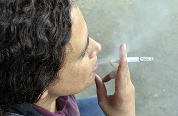 Vários tipos de câncer, doenças cardiovasculares, acidentes vasculares cerebrais são alguns dos problemas de saúde que podem ser ocasionados pelo fumo (Agência Brasil)