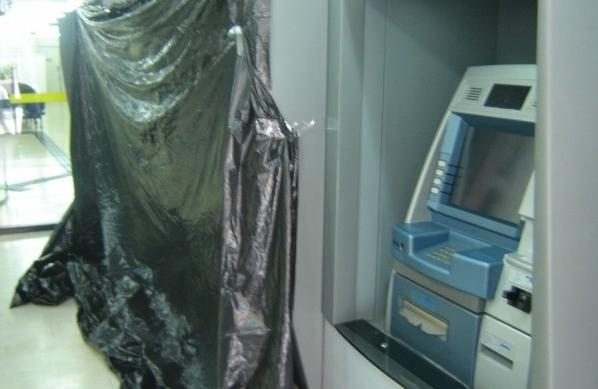 Caixas eletrônicos danificados seguiram interditados nesta quinta-feira (Luís Augusto/AAN)