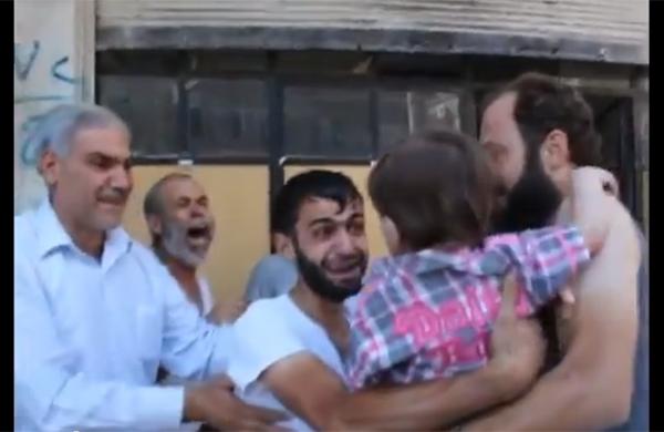 Pai reencontra o filho que pensava estar morto após ataque químico na Síria (Reprodução)