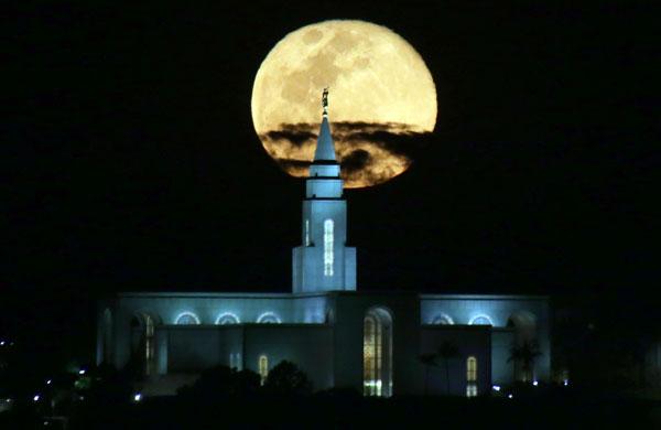 A lua passando pela Igreja de Jesus Cristo dos Santos dos Últimos Dias (Jacomo Piccolini/Foto do Leitor)
