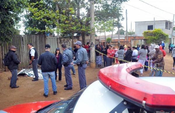 Polícia fez perícia no local; curiosos acompanharam a operação  (César Rodrigues/AAN)
