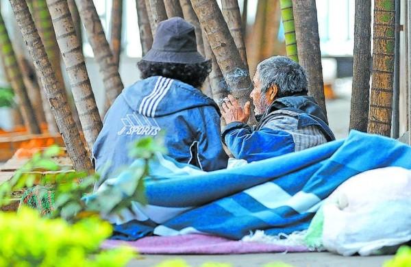 Moradores de rua procuram se proteger do frio em Piracicaba (Antonio Trivelin/AAN)
