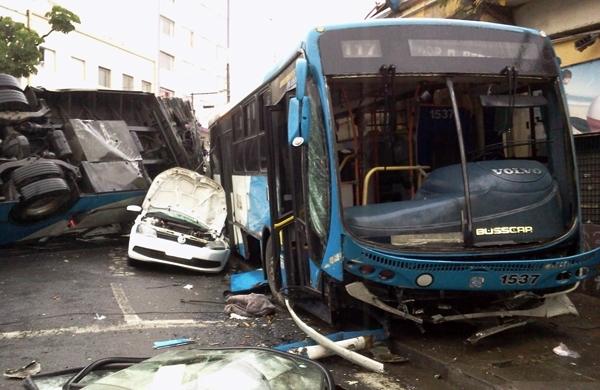 Coletivo caiu nas imediações do Terminal Central ao lado da Praça Quebra Ossos (Thiago Fonseca/Correio Popular)