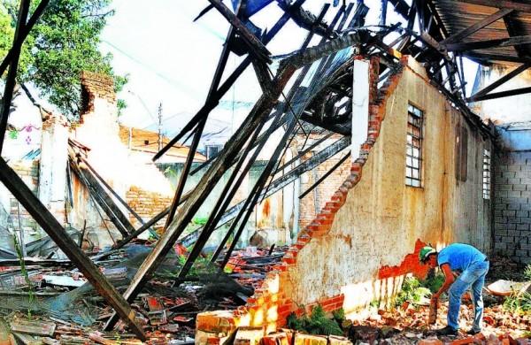Antiga Cervejaria Colúmbia, de propriedade da Sanasa, na Av. Andrade Neves: prédio é o exemplo perfeito do abandono, com risco de desabar ( Cedoc/RAC)
