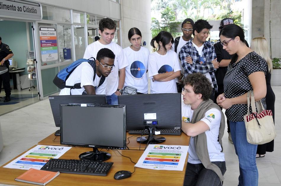 Jovens conhecem o canal on-line "Campinas e-voce": oportunidade para o usuário sugerir melhorias na Administração ( Carlos Sousa Ramos/AAN)