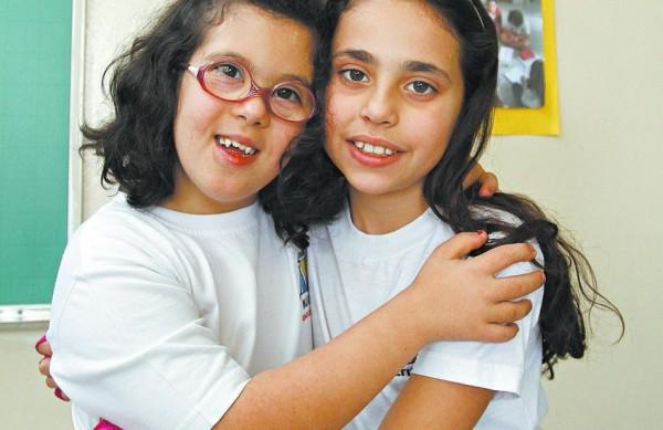 As amigas Gabriela Romano e Heloisa Almeida Mattos: companheirismo aproxima a turma e faz com que todos aproveitem ao máximo as aulas  ( Gustavo Tilio/Especial para a AAN)