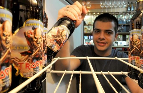 Ubirajara Júnior, do Nosso Bar, em Campinas, com a cerveja Trooper (Edu Fortes/AAN )