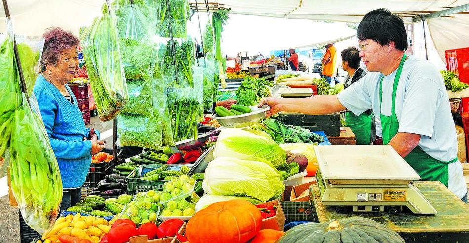 Ricardo Toshiyuki Shimizu assumiu a banca de verduras e legumes dos pais, que começaram 40 anos atrás, quando vieram de Adamantina: negócio sustenta a família ( Carlos Sousa Ramos/AAN)