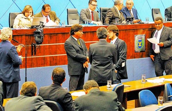 Vereadores durante a sessão extraordinária realizada ontem: veículo leve sobre trilhos e metrô no debate ( Rodrigo Zanotto/Especial para AAN)