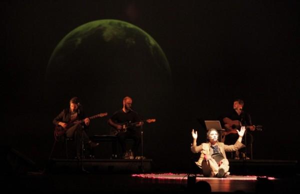 Cena de Sentimento do Mundo, que reúne dança, música e teatro ( Divulgação)